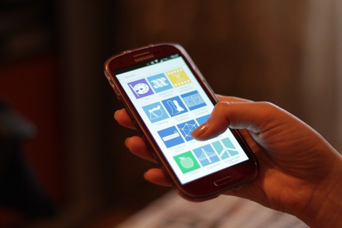 Akıllı telefon kullanan bir kişi
